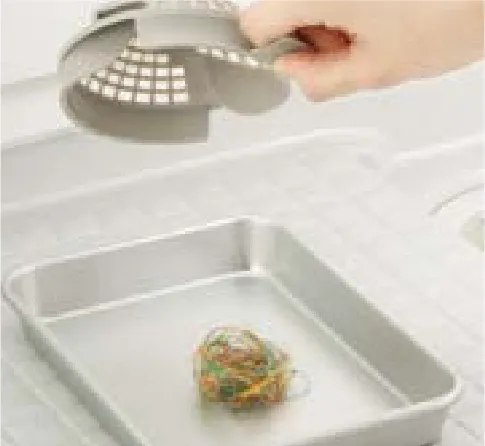 渦で髪やゴミがまとまった排水口