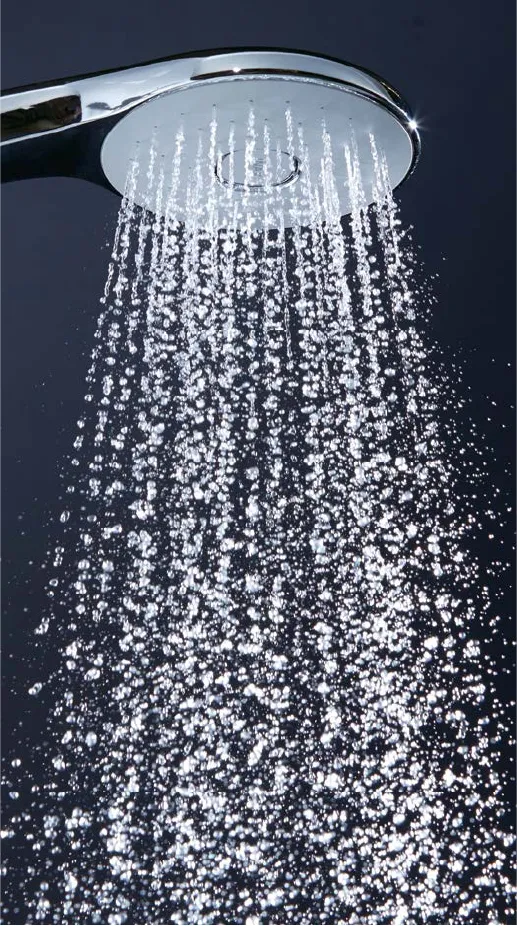 空気を含んだ大粒の水が流れるエコアクアシャワー