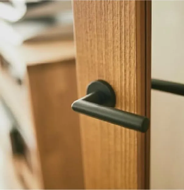 木目の建具に取り付けた黒いドアハンドル