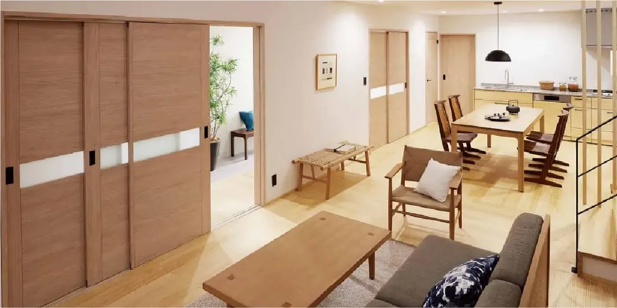 無垢ピノアースとドレタスシリーズの建具を使用した室内