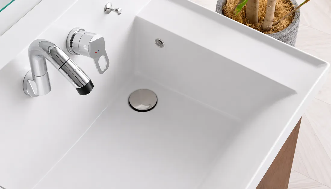 広く使いやすい洗面ボウルと回して使える水栓